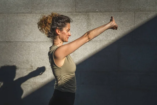 Una Mujer Caucásica Adulta Que Practica Yoga Estira Día Verano — Foto de Stock
