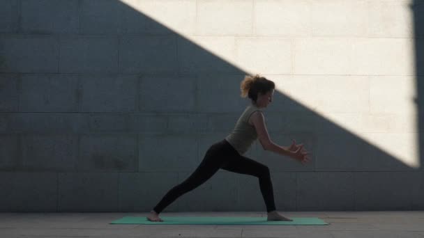 Yetişkin Bir Kafkasyalı Kadın Yaz Günü Yoga Egzersizi Yapıyor Şehrin — Stok video