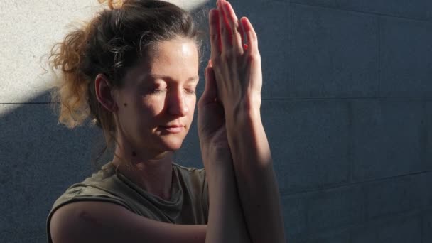 Une Femme Caucasienne Adulte Faisant Yoga Étirer Pratique Dans Journée — Video