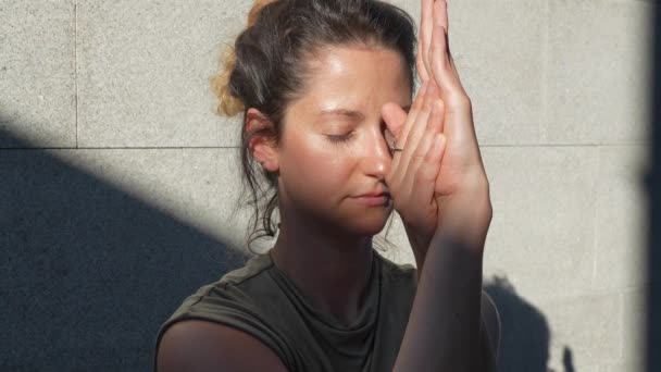 Seorang Wanita Kaukasia Dewasa Melakukan Latihan Yoga Musim Panas Luar — Stok Video