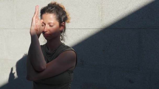 Una Donna Caucasica Adulta Che Pratica Stretching Yoga Nella Giornata — Video Stock
