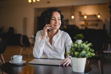 İş yerindeki kadın yönetici ya da girişimci cep telefonu akıllı telefon kullanır iş kadını iletişim konseptinden fren alırken beyaz gömlek giyer gerçek insan kopyalama alanı konuşur