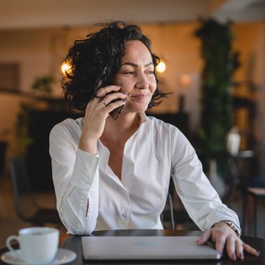 İş yerindeki kadın yönetici ya da girişimci cep telefonu akıllı telefon kullanır iş kadını iletişim konseptinden fren alırken beyaz gömlek giyer gerçek insan kopyalama alanı konuşur