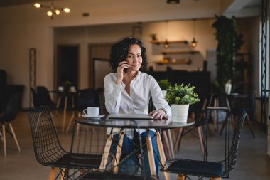 İş yerindeki kadın yönetici ya da girişimci cep telefonu akıllı telefon kullanır iş kadını iletişim konseptinden fren alırken beyaz gömlek giyer gerçek insan kopyalama alanı konuşur