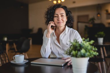 İş yerindeki kadın yönetici ya da girişimci cep telefonu akıllı telefon kullanır iş kadını iletişim konseptinden fren alırken beyaz gömlek giyer gerçek insan kopyalama alanı konuşur
