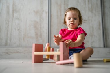 Küçük beyaz bir çocuk. Küçük beyaz bir kız. Çocukluğunda eğitici oyuncaklarla oynayan ve büyüyen erken gelişim konsepti.
