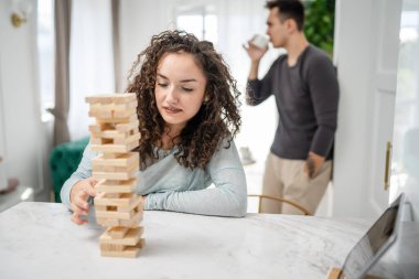 Kadın ve erkek mutlu beyaz çift ya da evde Jenga masası oyunu oynayan arkadaşlar mutlu gülücükler, boş zaman geçirerek birlikte vakit geçiriyorlar aile ortamını kopyalayarak gerçek insanları kopyalıyorlar.