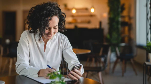Uma Mulher Empresária Sentar Mesa Café Restaurante Gerente Usar Telefone — Fotografia de Stock