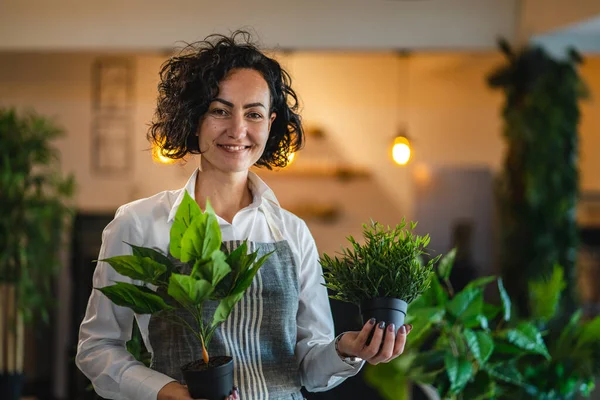Kvinna Mogen Kaukasisk Kvinna Står Hemma Med Blomma Växter Kruka — Stockfoto