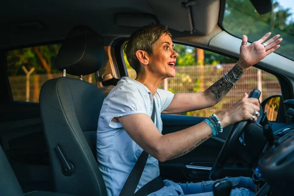 Een Vrouw Volwassen Kaukasische Senior Drive Auto Boos Gefrustreerd Negatieve — Stockfoto