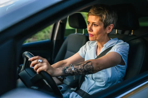 Jedna Žena Zralý Kavkazský Senior Drive Auto Naštvaný Frustrovaný Negativní — Stock fotografie