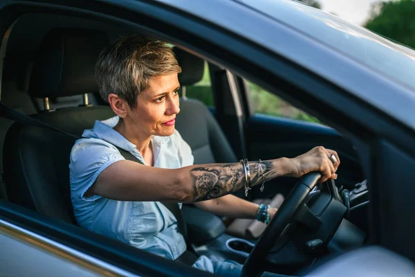 Een Vrouw Volwassen Kaukasische Senior Drive Auto Boos Gefrustreerd Negatieve — Stockfoto