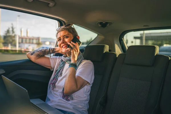 Yetişkin Bir Beyaz Kadın Arabanın Arka Koltuğunda Oturmuş Dizüstü Bilgisayarla — Stok fotoğraf
