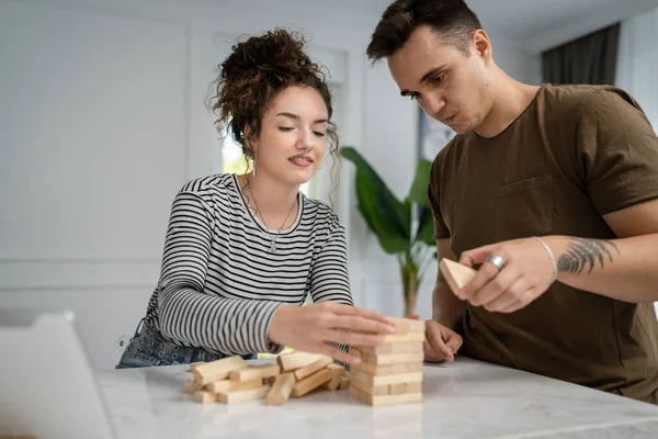 Kadın Erkek Mutlu Beyaz Çift Evde Jenga Masası Oyunu Oynayan — Stok fotoğraf