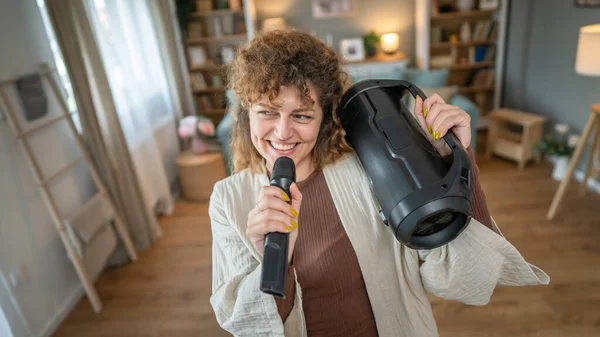 Uma Mulher Jovem Adulto Segurar Microfone Casa Feliz Sorriso Cantar — Fotografia de Stock