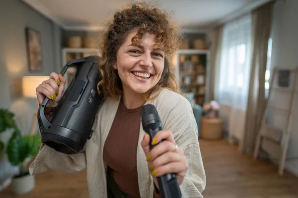 Genç Bir Kadın Mikrofonu Evde Tutuyor Gülümse Dans — Stok fotoğraf