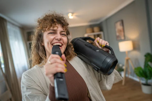 Genç Bir Kadın Mikrofonu Evde Tutuyor Gülümse Dans — Stok fotoğraf