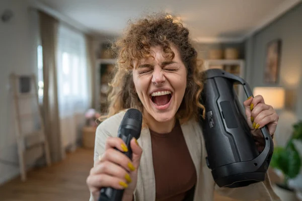 Une Femme Jeune Adulte Tenir Microphone Maison Heureux Sourire Chanter — Photo