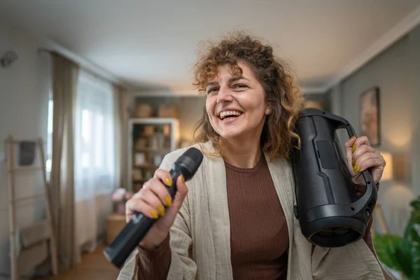 Uma Mulher Jovem Adulto Segurar Microfone Casa Feliz Sorriso Cantar — Fotografia de Stock