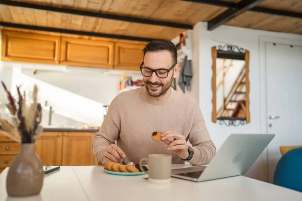 Homem Adulto Caucasiano Macho Sentar Mesa Casa Tomando Café Manhã — Fotografia de Stock