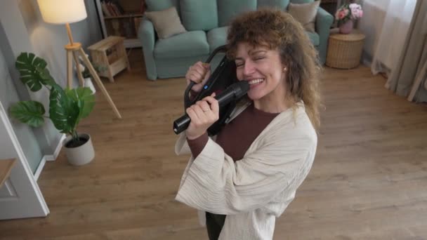 Seorang Wanita Dewasa Muda Memegang Mikrofon Rumah Tersenyum Bahagia Menari — Stok Video