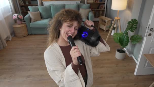 Одна Жінка Молодий Дорослий Тримає Мікрофон Вдома Щаслива Посмішка Співає — стокове відео