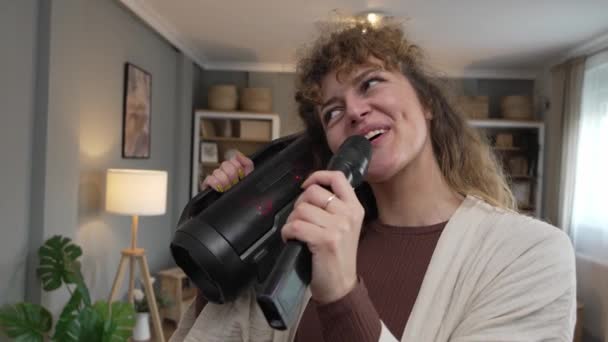 Una Donna Giovane Adulto Tenere Microfono Casa Felice Sorriso Cantare — Video Stock