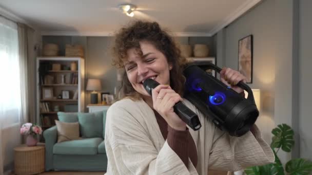 Uma Mulher Jovem Adulto Segurar Microfone Casa Feliz Sorriso Cantar — Vídeo de Stock