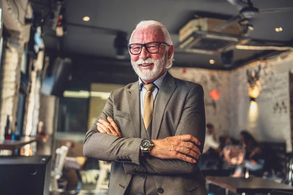 Retrato Homem Sênior Empresário Stand Café Restaurante — Fotografia de Stock