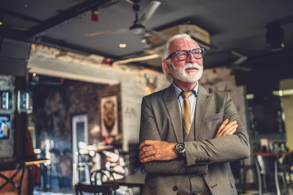 Portrait Homme Affaires Senior Debout Dans Café Restaurant — Photo