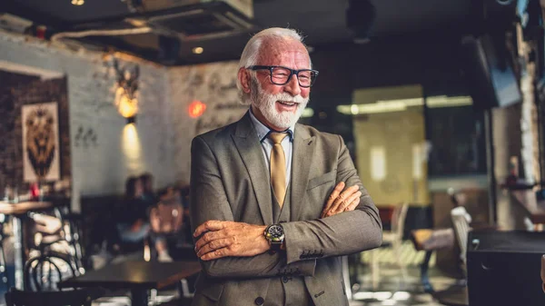 Retrato Homem Sênior Empresário Stand Café Restaurante — Fotografia de Stock