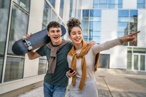 Moderno Hermano Hermana Pareja Joven Hombre Mujer Caminar Aire Libre —  Fotos de Stock