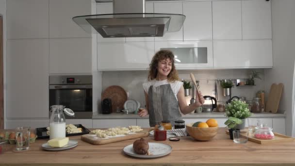 Une Jeune Femme Caucasienne Adulte Heureuse Porter Tablier Dans Cuisine — Video