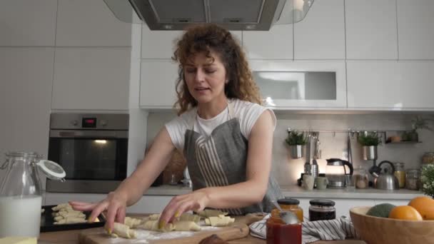 Feliz Jovem Adulto Caucasiano Mulher Usar Avental Cozinha Sorriso Preparar — Vídeo de Stock
