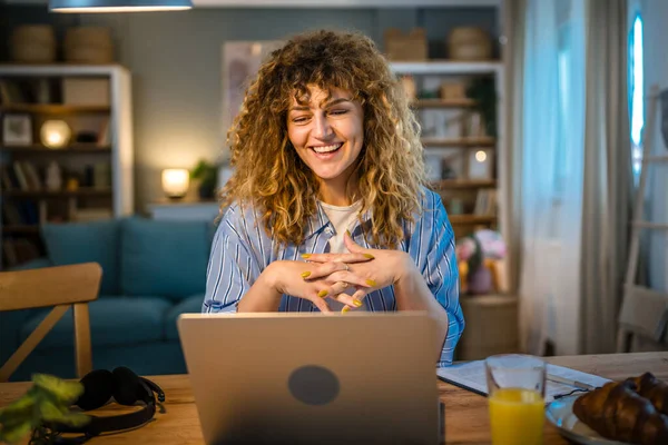 Yetişkin Bir Kadın Bilgisayarında Çalışıyor Mutlu Bir Gülümseme — Stok fotoğraf