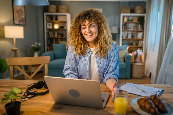 Uma Mulher Adulto Caucasiano Trabalho Seu Laptop Casa Feliz Sorriso — Fotografia de Stock