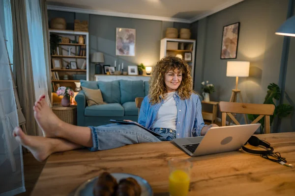 Eine Frau Erwachsene Kaukasische Arbeit Auf Ihrem Laptop Hause Glückliches — Stockfoto