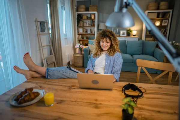 Eine Frau Erwachsene Kaukasische Arbeit Auf Ihrem Laptop Hause Glückliches — Stockfoto