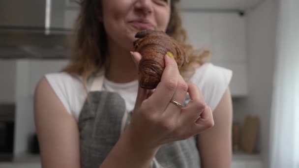 Une Jeune Femme Caucasienne Adulte Heureuse Porte Tablier Dans Cuisine — Video