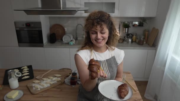 Feliz Jovem Adulto Caucasiano Mulher Usar Avental Cozinha Sorriso Comer — Vídeo de Stock