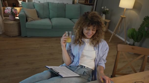 Одна Жінка Доросла Біла Робота Ноутбуці Вдома Щаслива Посмішка Повільний — стокове відео