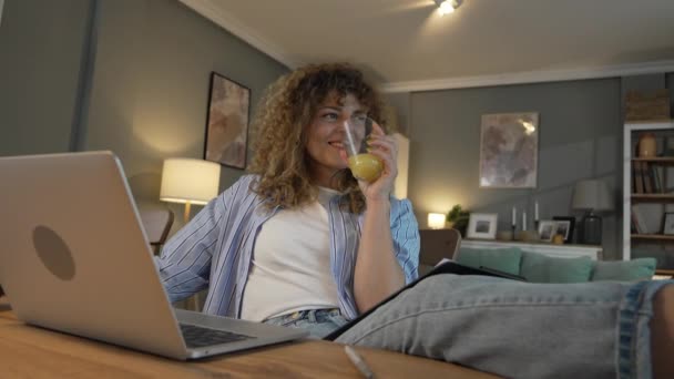 Jedna Kobieta Dorosły Biały Praca Jej Laptop Domu Szczęśliwy Uśmiech — Wideo stockowe