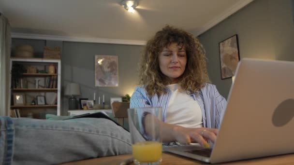 Μια Γυναίκα Ενήλικας Καυκάσιος Εργασία Για Laptop Της Στο Σπίτι — Αρχείο Βίντεο