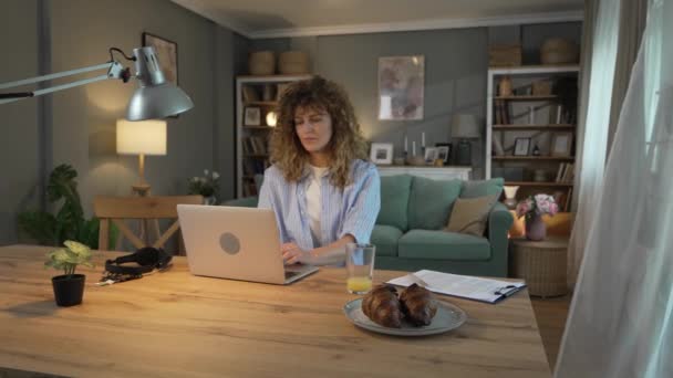 Eine Frau Erwachsene Kaukasische Arbeit Auf Ihrem Laptop Hause Glücklich — Stockvideo