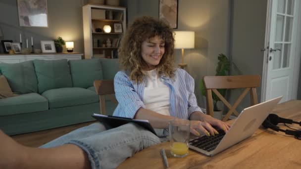 Jedna Kobieta Dorosły Biały Praca Jej Laptop Domu Szczęśliwy Uśmiech — Wideo stockowe