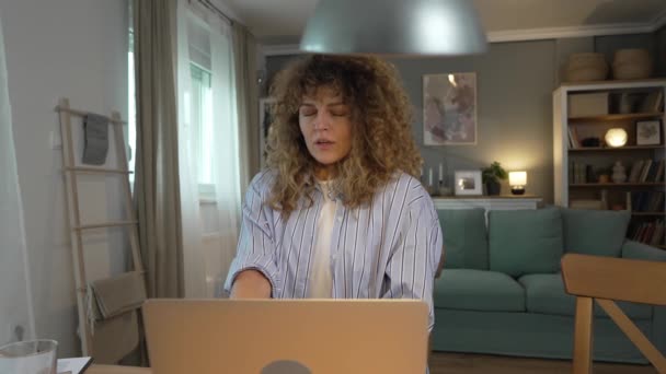 一名成年女性在家中冥想时在笔记本电脑上工作 放松慢动作 — 图库视频影像