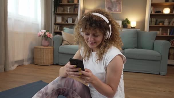 Молодая Женщина Слушать Музыку Наушниках Готовятся Обучению Дому — стоковое видео