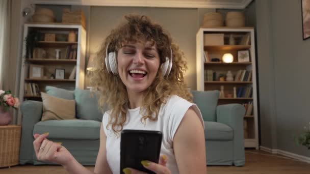 Jovem Mulher Ouvir Música Fones Ouvido Preparar Para Treinamento Casa — Vídeo de Stock