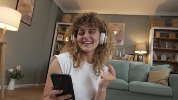 Wanita Muda Mendengarkan Musik Pada Headphone Mempersiapkan Diri Untuk Pelatihan — Stok Video