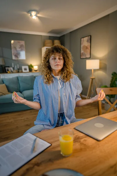 Yetişkin Bir Kadın Meditasyonunda Dizüstü Bilgisayarı Üzerinde Çalışıyor Rahat Fren — Stok fotoğraf